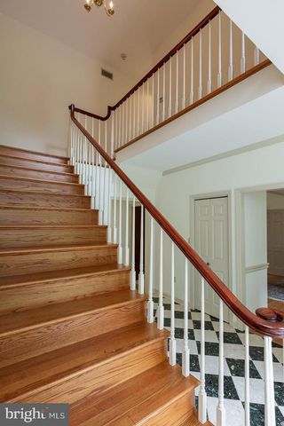 6 CREEKWOOD DR, Lancaster, PA 17602