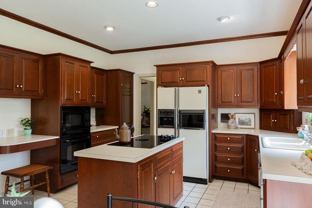 6 CREEKWOOD DR, Lancaster, PA 17602