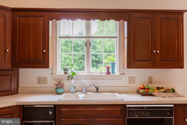 6 CREEKWOOD DR, Lancaster, PA 17602