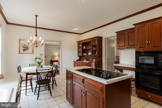 6 CREEKWOOD DR, Lancaster, PA 17602