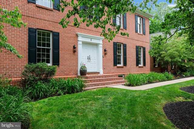 6 CREEKWOOD DR, Lancaster, PA 17602