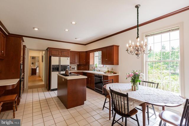 6 CREEKWOOD DR, Lancaster, PA 17602