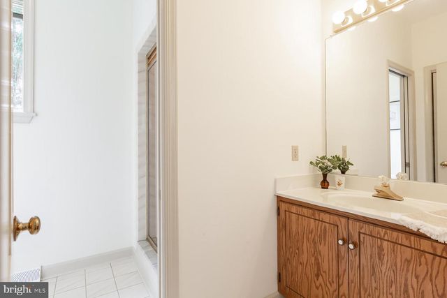 6 CREEKWOOD DR, Lancaster, PA 17602