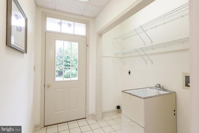 6 CREEKWOOD DR, Lancaster, PA 17602