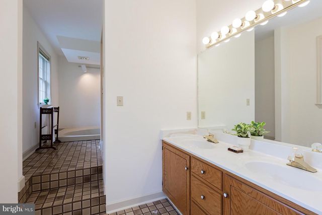 6 CREEKWOOD DR, Lancaster, PA 17602