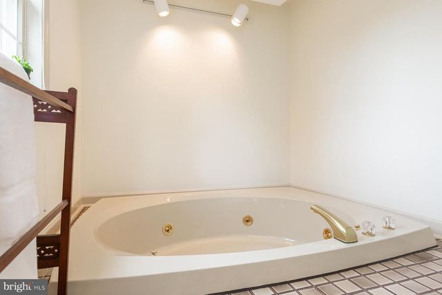 6 CREEKWOOD DR, Lancaster, PA 17602