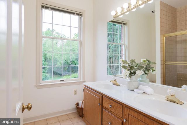 6 CREEKWOOD DR, Lancaster, PA 17602