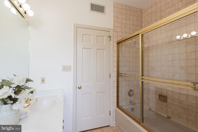 6 CREEKWOOD DR, Lancaster, PA 17602