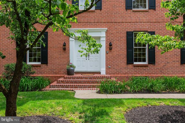 6 CREEKWOOD DR, Lancaster, PA 17602