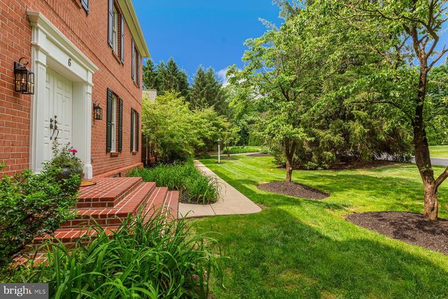6 CREEKWOOD DR, Lancaster, PA 17602