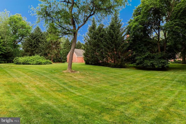 6 CREEKWOOD DR, Lancaster, PA 17602