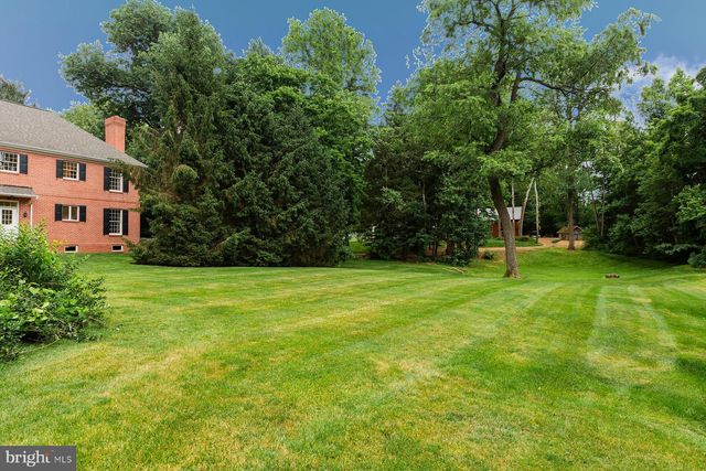 6 CREEKWOOD DR, Lancaster, PA 17602