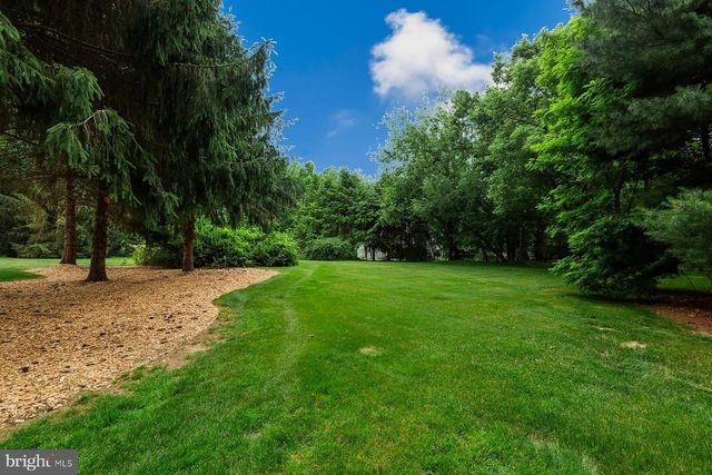 6 CREEKWOOD DR, Lancaster, PA 17602