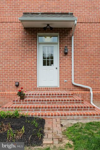 6 CREEKWOOD DR, Lancaster, PA 17602