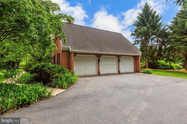 6 CREEKWOOD DR, Lancaster, PA 17602