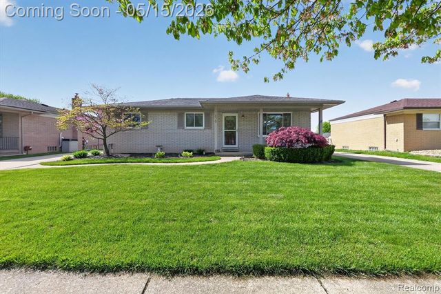 17830 Kuecken Street, Clinton Township, MI 48038