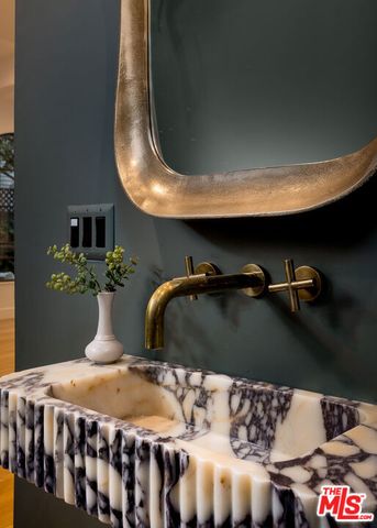 2445 Glyndon Avenue, Venice, CA 90291