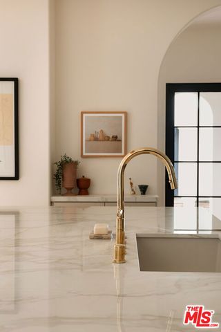 2445 Glyndon Avenue, Venice, CA 90291