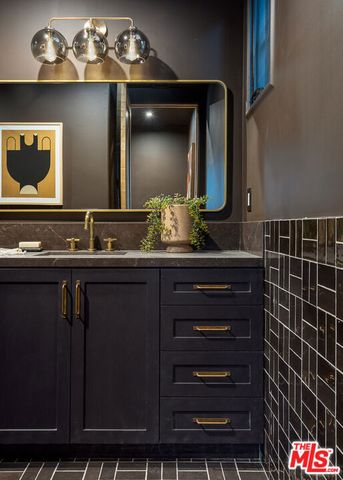 2445 Glyndon Avenue, Venice, CA 90291