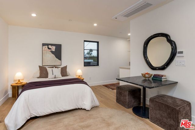 2445 Glyndon Avenue, Venice, CA 90291