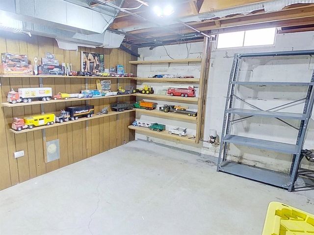 10300 Springwood Drive, Zeeland, MI 49464