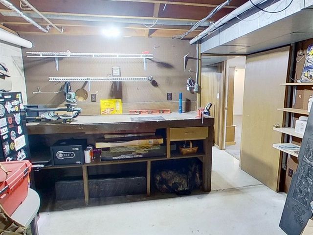 10300 Springwood Drive, Zeeland, MI 49464