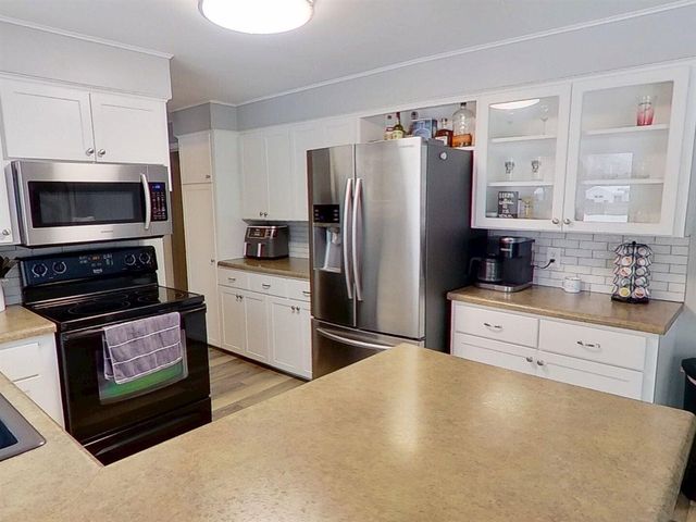 10300 Springwood Drive, Zeeland, MI 49464