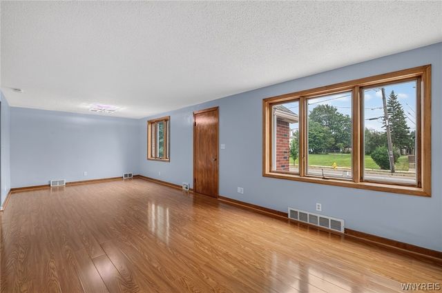8 Evergreen Place, Cheektowaga, NY 14225