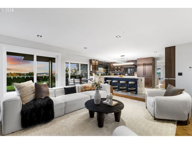 8015 Se EVERGREEN Hwy, Vancouver, WA 98664