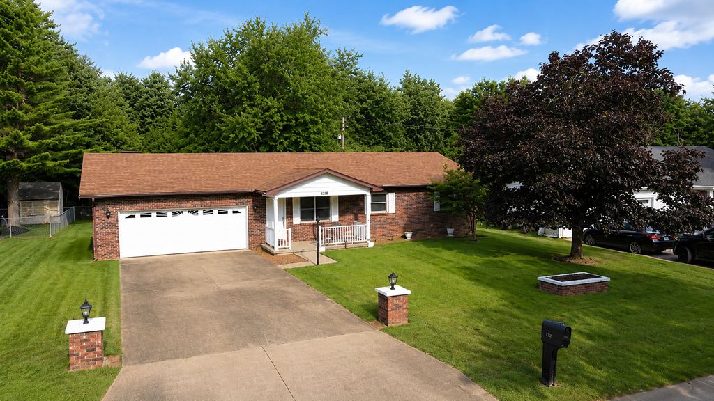 Image 1 of property listing at 1218 Plum Avenue, Mt Vernon, IL 62864