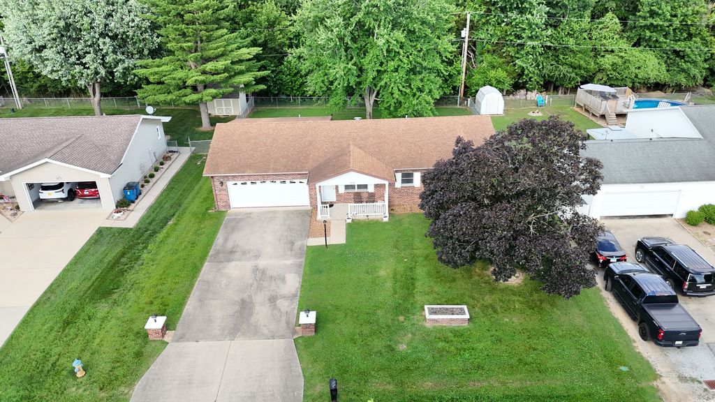 Image 3 of property listing at 1218 Plum Avenue, Mt Vernon, IL 62864