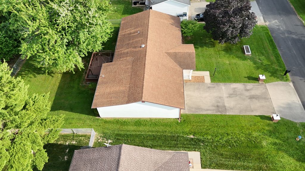 Image 5 of property listing at 1218 Plum Avenue, Mt Vernon, IL 62864