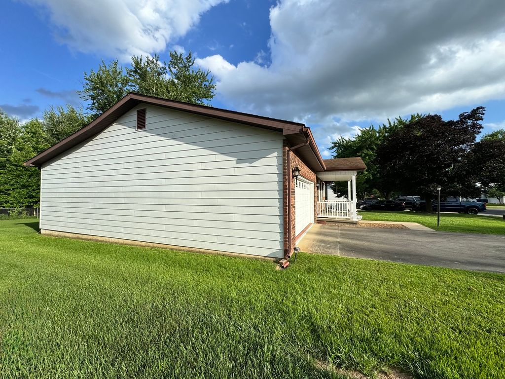 Image 6 of property listing at 1218 Plum Avenue, Mt Vernon, IL 62864