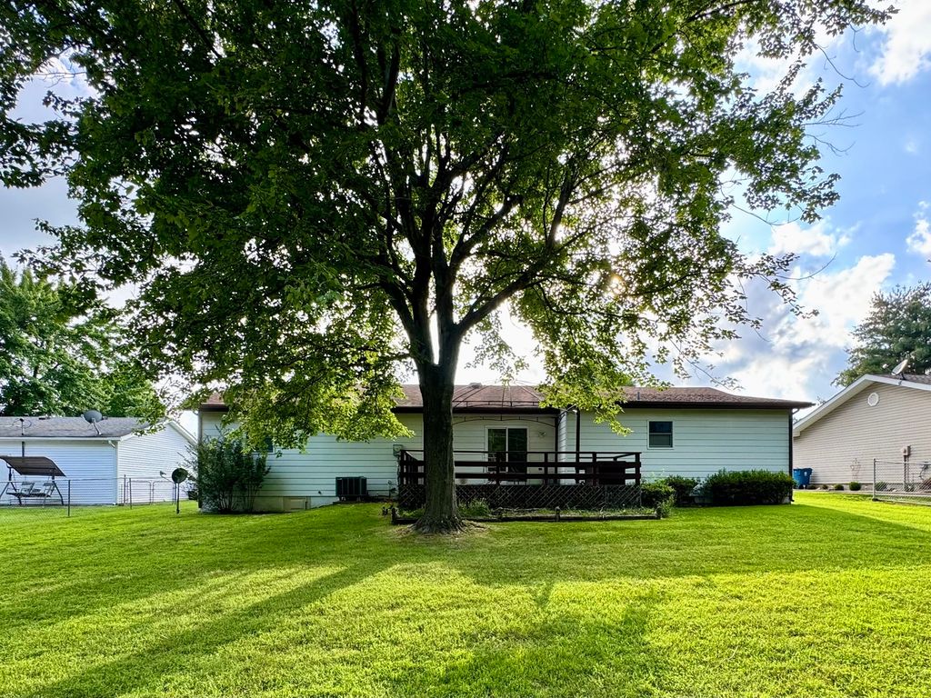 Image 7 of property listing at 1218 Plum Avenue, Mt Vernon, IL 62864