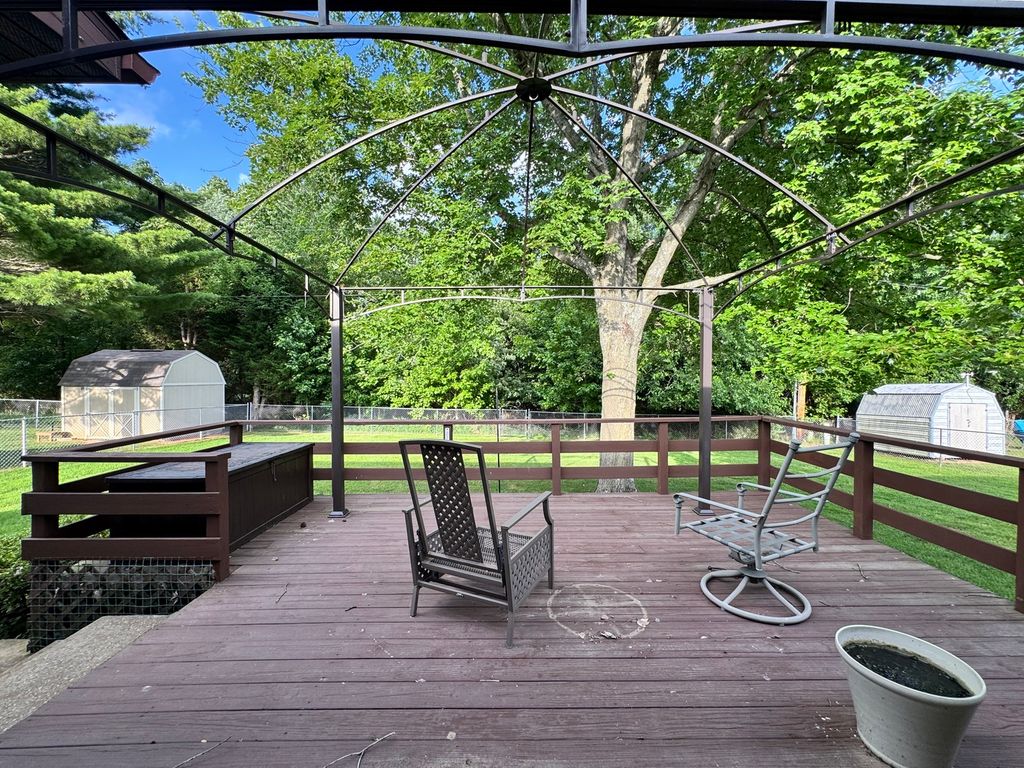 Image 8 of property listing at 1218 Plum Avenue, Mt Vernon, IL 62864