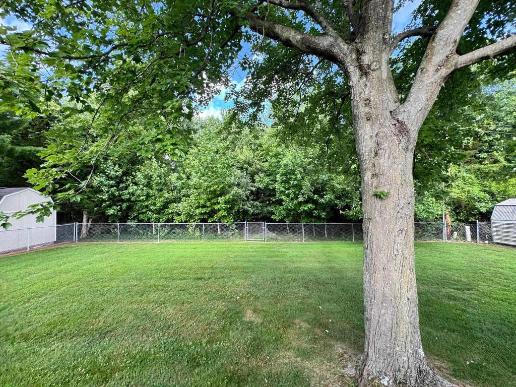 Image 9 of property listing at 1218 Plum Avenue, Mt Vernon, IL 62864