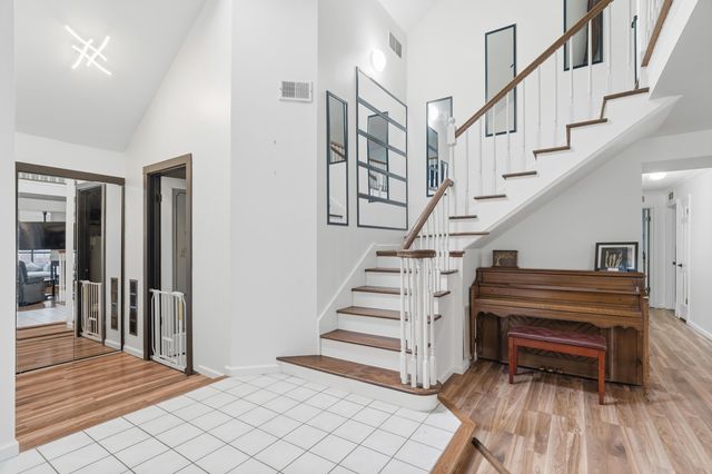 2039 Dorchester 3, Schererville, IN 46375