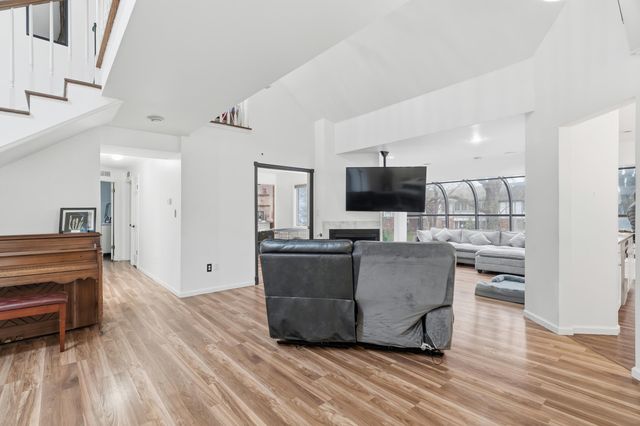 2039 Dorchester 3, Schererville, IN 46375