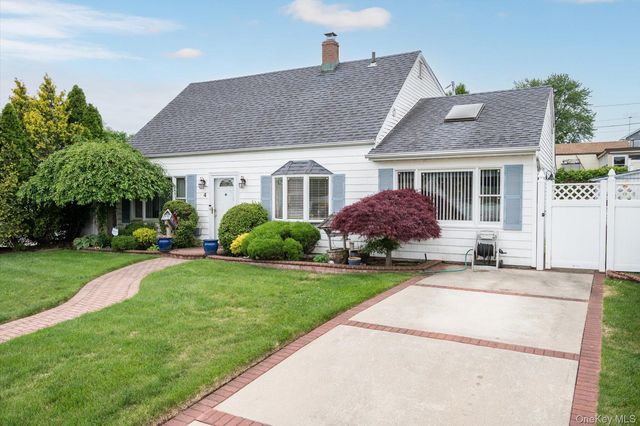 4 Water Lane N, Levittown, NY 11756