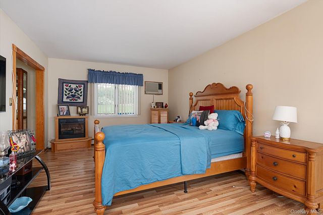 4 Water Lane N, Levittown, NY 11756