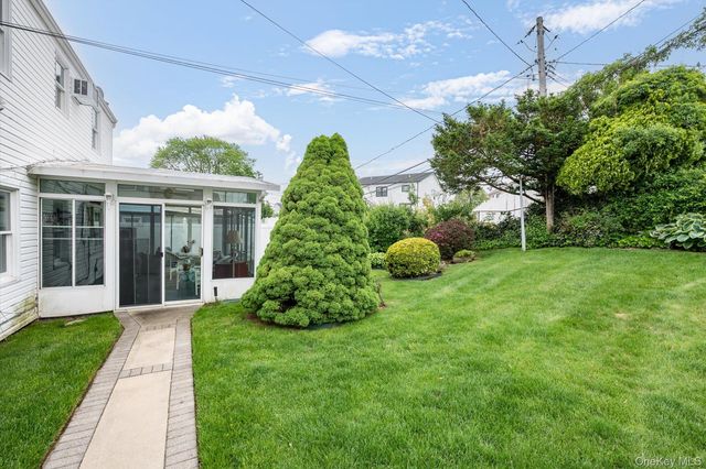 4 Water Lane N, Levittown, NY 11756