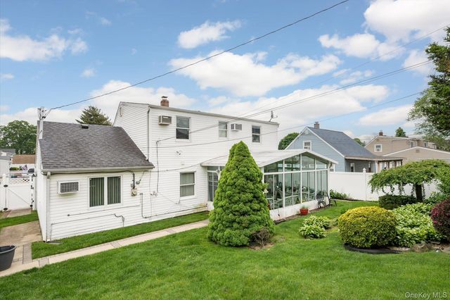 4 Water Lane N, Levittown, NY 11756
