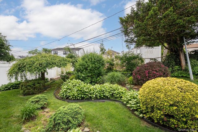 4 Water Lane N, Levittown, NY 11756