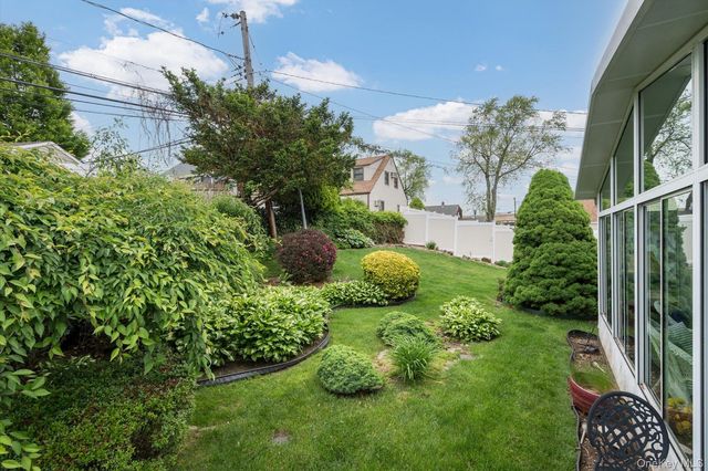 4 Water Lane N, Levittown, NY 11756
