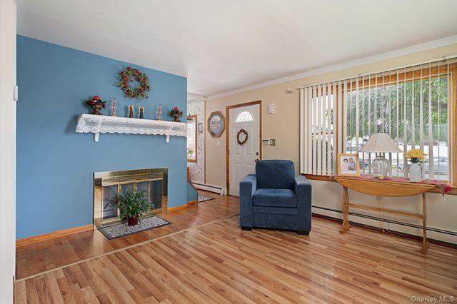 4 Water Lane N, Levittown, NY 11756