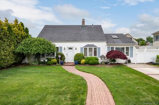 4 Water Lane N, Levittown, NY 11756