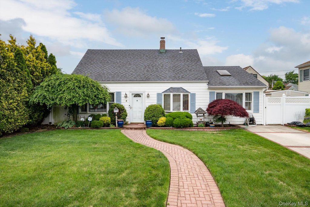 4 Water Lane N, Levittown, NY 11756