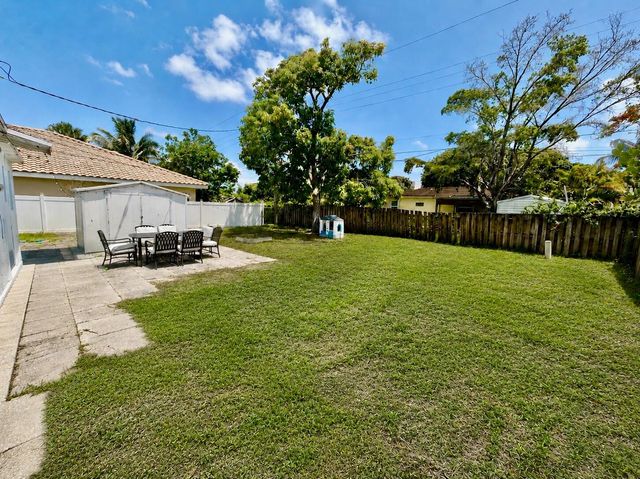818 Glenridge Drive, West Palm Beach, FL 33405