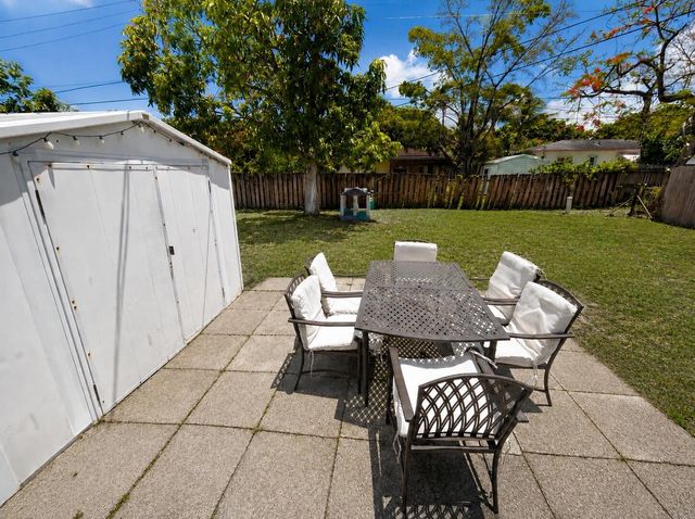 818 Glenridge Drive, West Palm Beach, FL 33405