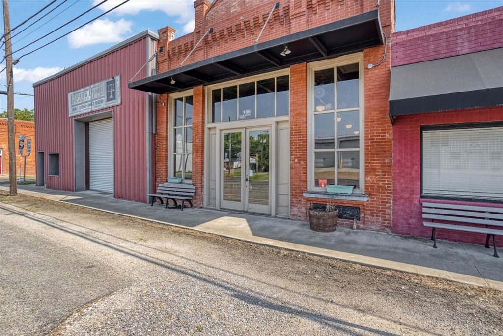 106 E Hayes Street, Savoy, TX 75479